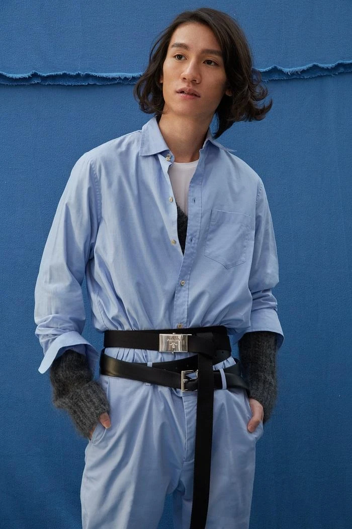 粉藍襯衫 by GUCCI ;水藍長褲 by GIEVES & HAWKES;灰針織毛衣、梭織雙圈腰帶、雙圈皮腰帶、造型皮鞋All by PRADA。  粉藍襯衫 by GUCCI ;水藍長褲 by GIEVES & HAWKES;灰針織毛衣、梭織雙圈腰帶、雙圈皮腰帶、造型皮鞋All by PRADA。