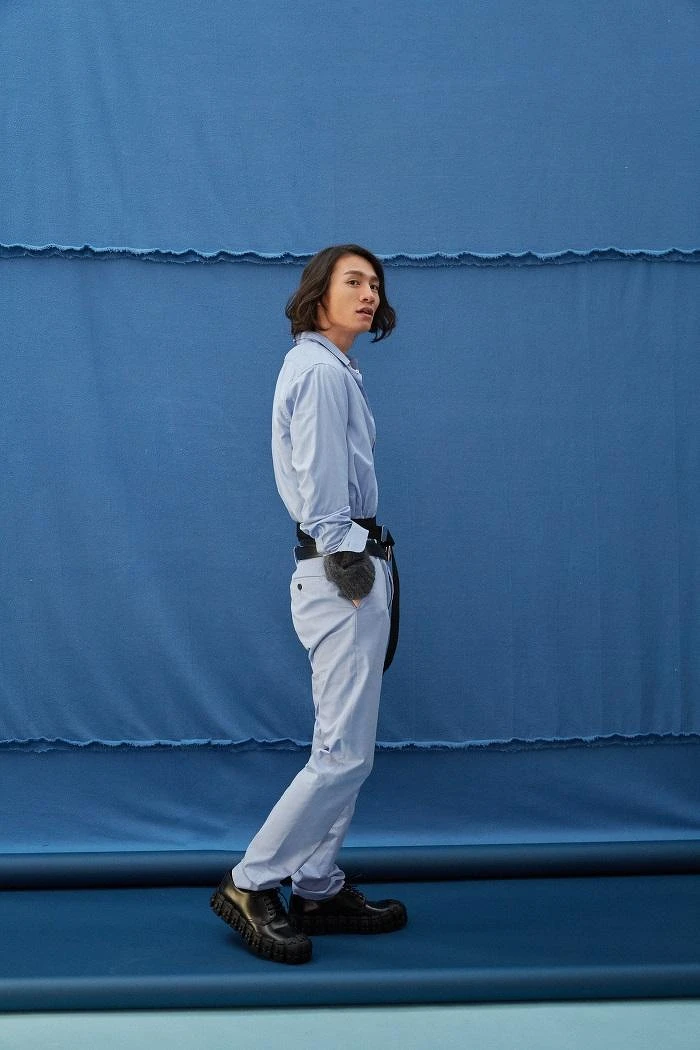 粉藍襯衫 by GUCCI ;水藍長褲 by GIEVES & HAWKES;灰針織毛衣、梭織雙圈腰帶、雙圈皮腰帶、造型皮鞋All by PRADA。  粉藍襯衫 by GUCCI ;水藍長褲 by GIEVES & HAWKES;灰針織毛衣、梭織雙圈腰帶、雙圈皮腰帶、造型皮鞋All by PRADA。