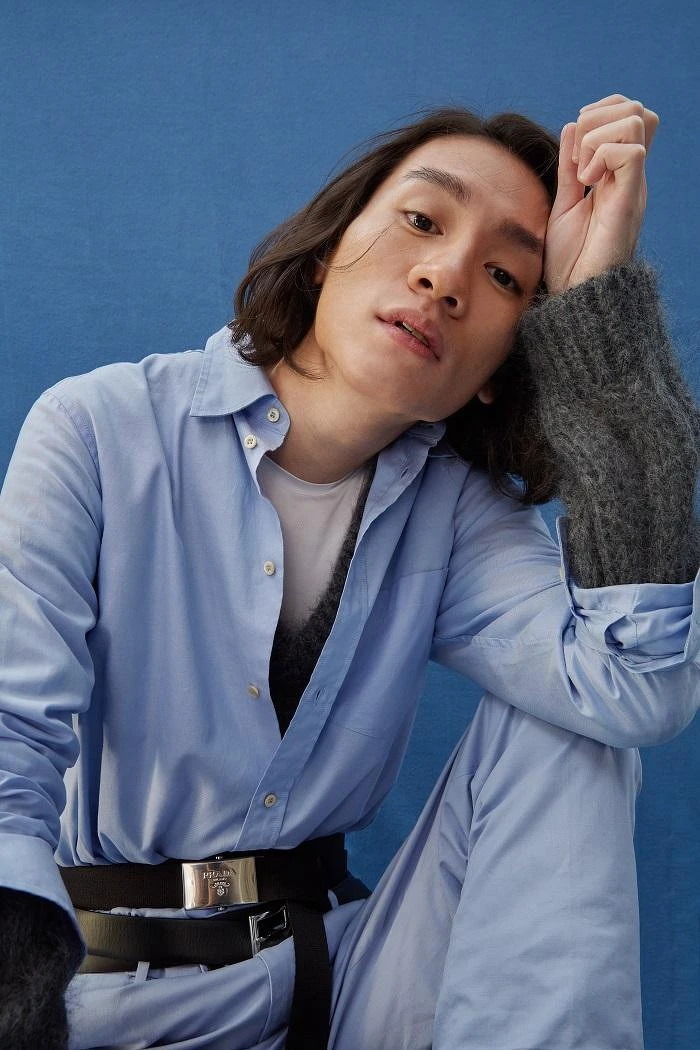 粉藍襯衫 by GUCCI ;水藍長褲 by GIEVES & HAWKES;灰針織毛衣、梭織雙圈腰帶、雙圈皮腰帶、造型皮鞋All by PRADA。  粉藍襯衫 by GUCCI ;水藍長褲 by GIEVES & HAWKES;灰針織毛衣、梭織雙圈腰帶、雙圈皮腰帶、造型皮鞋All by PRADA。