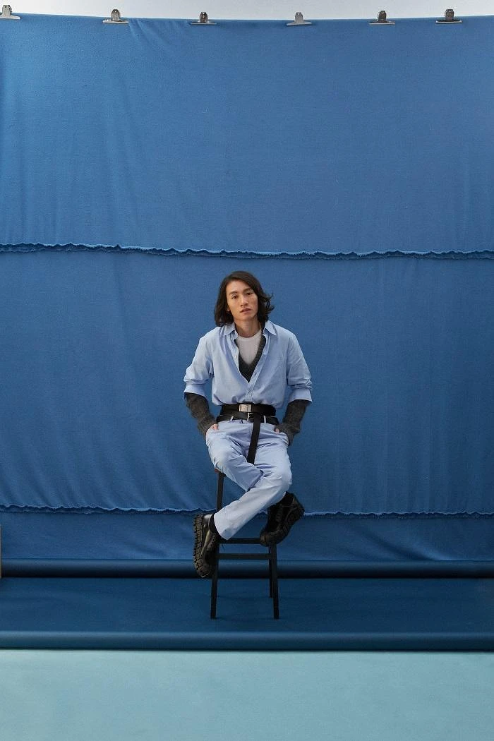 粉藍襯衫 by GUCCI ;水藍長褲 by GIEVES & HAWKES;灰針織毛衣、梭織雙圈腰帶、雙圈皮腰帶、造型皮鞋All by PRADA。  粉藍襯衫 by GUCCI ;水藍長褲 by GIEVES & HAWKES;灰針織毛衣、梭織雙圈腰帶、雙圈皮腰帶、造型皮鞋All by PRADA。