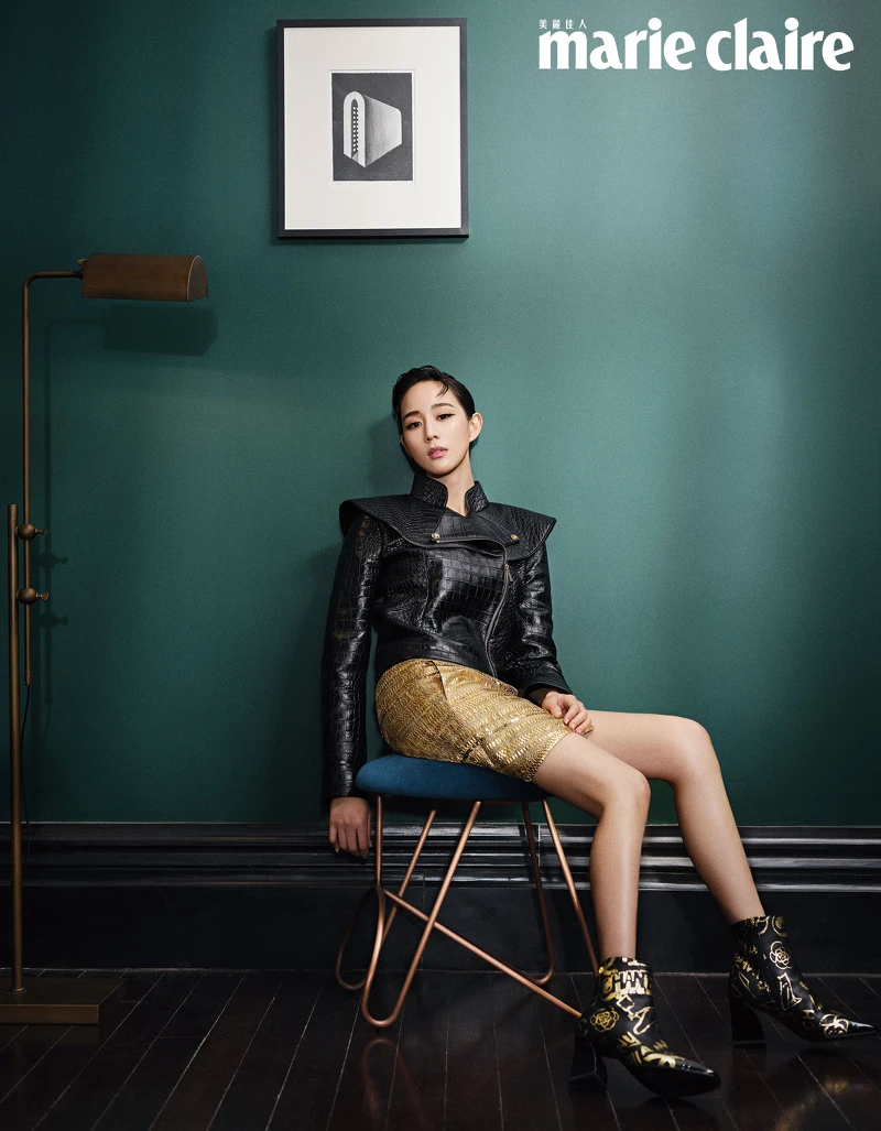 皮革壓紋外套、金色短裙、皮革短靴，all by Chanel。