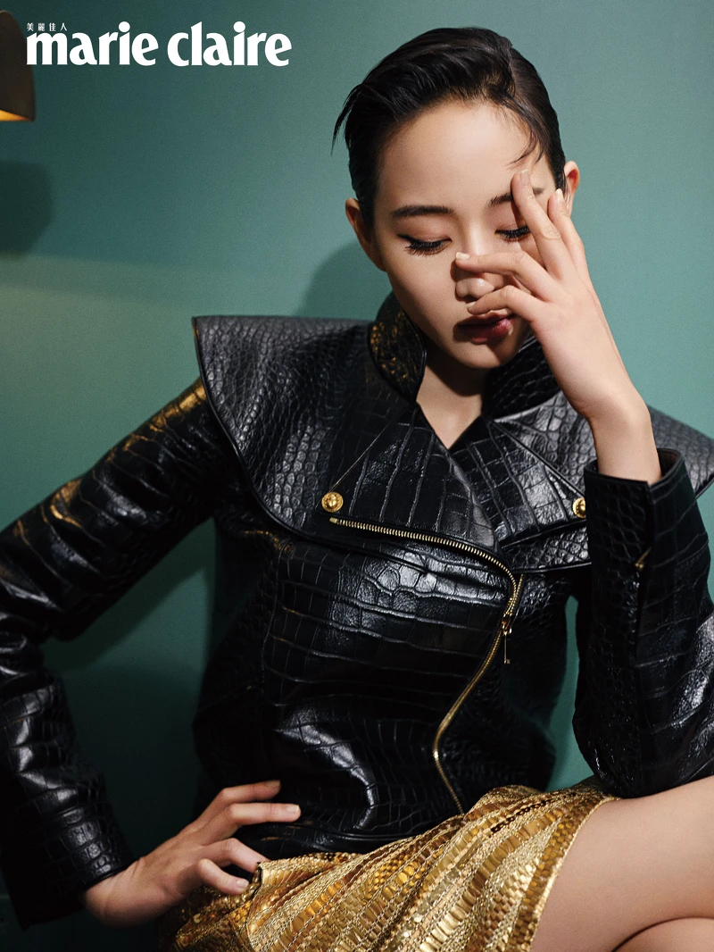 皮革壓紋外套、金色短裙，both by Chanel。