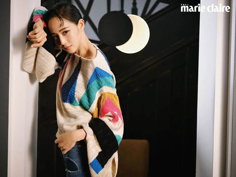 針織色塊上衣、洗舊裝飾丹寧褲，both by Chanel。