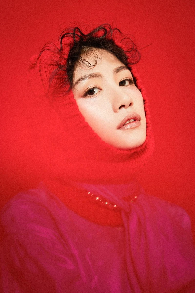 桃紅絲上衣,CHLOÉ;金屬項鍊,BALENCIAGA;紅針織頭套,MONCLER 4 SIMONE ROCHA。 桃紅絲上衣,CHLOÉ;金屬項鍊,BALENCIAGA;紅針織頭套,MONCLER 4 SIMONE ROCHA。