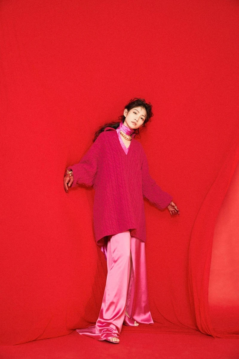 桃紅絲上衣、金色造型手環,both by CHLOÉ;桃紅色開襟針織毛衣、桃紅絲緞開衩褲裙、金屬項鍊,all by BALENCIAGA;桃紅絲綢高跟涼鞋,PRADA;金色線條字母指環,APM MONACO;薄紗手套(造型師私物)。 桃紅絲上衣、金色造型手環,both by CHLOÉ;桃紅色開襟針織毛衣、桃紅絲緞開衩褲裙、金屬項鍊,all by BALENCIAGA;桃紅絲綢高跟涼鞋,PRADA;金色線條字母指環,APM MONACO;薄紗手套(造型師私物)。