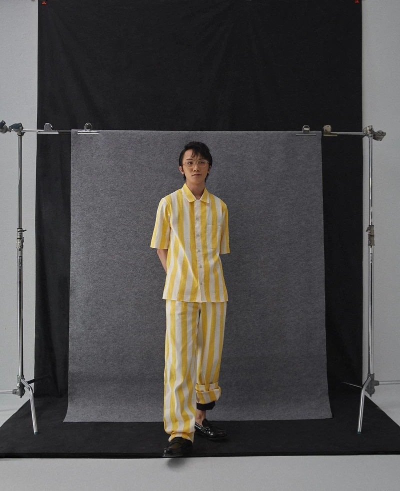 黃色條紋襯衫，條紋長褲，both by Agnes b.；黑色皮鞋，AllSaints。