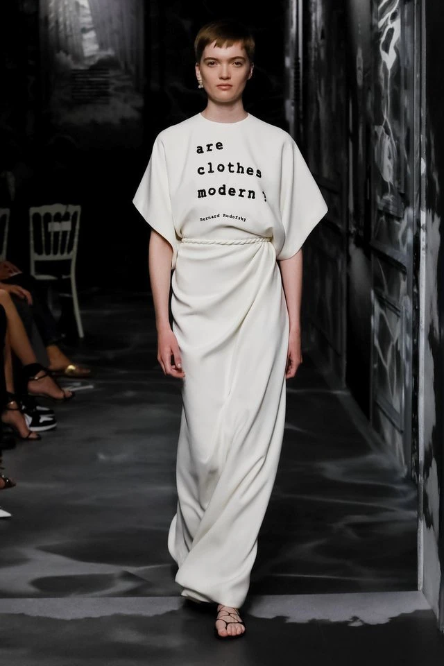 迪奧 2019秋冬高級訂製服由超模Ruth Bell開場