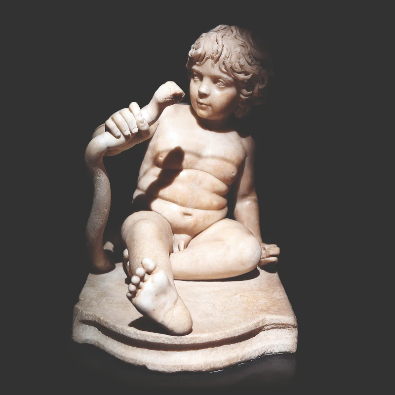 希臘神話中英雄海克力士(Hercules)的雕像,約莫是西元二世紀的文物,海克力士徒手殺蛇的形象代表著勇敢和懼怕的矛盾心情。 希臘神話中英雄海克力士(Hercules)的雕像,約莫是西元二世紀的文物,海克力士徒手殺蛇的形象代表著勇敢和懼怕的矛盾心情。