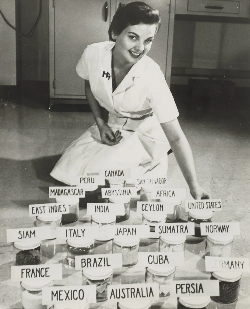 赫蓮娜女士於藥房學習，調配出首款乳霜VALAZE，同時於澳洲墨爾本開設「第一家美容中心」，並拓展至歐洲其他城市