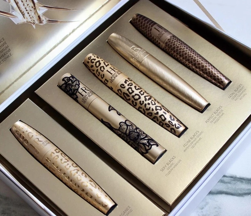 1939年赫蓮娜女士發明了全世界第一款經典防水睫毛膏，1958年再次推出世界首款自動睫毛膏，自此赫蓮娜女士便被譽為「睫毛膏女王」。