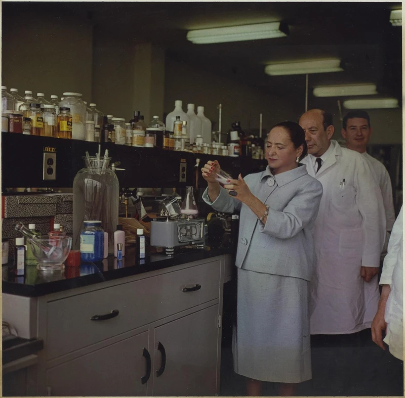 赫蓮娜女士於澳洲從事藥物配方工作，因此擅長將配方科技使用於保養品配方中。