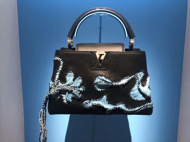 Nicholas Hlobo 的包實際上可以看到皮革是立體的被縫合，展現了其生命力。