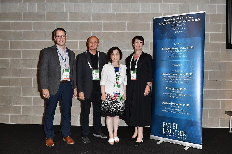 左起：代謝體學領域的Metabolon公司的Kirk Beebe博士、左二：雅詩蘭黛皮膚生物學與生物活性物質研發副總裁暨首席科學家Nadine Pernodet博士