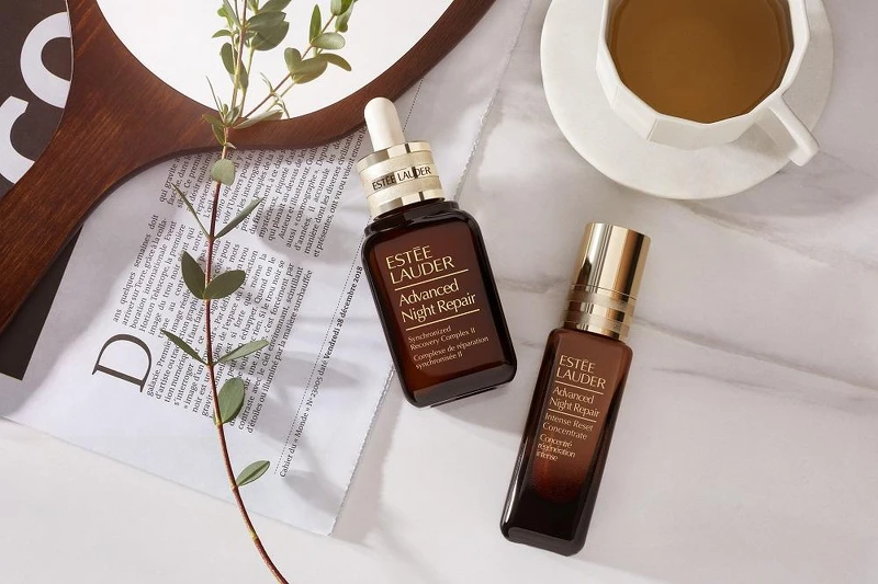 左：小棕瓶；右：特潤超導賦活精萃，成為夜晚修護肌膚神隊友