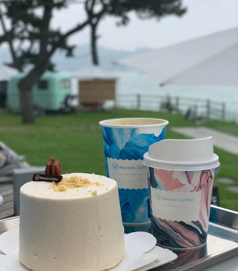 海浪波紋的冷熱飲杯是打卡的最佳道具。 海浪波紋的冷熱飲杯是打卡的最佳道具。