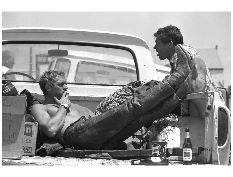 Steve McQueen 跟替身兼摯友 Bud Ekins,攝於1963年 Steve McQueen 跟替身兼摯友 Bud Ekins,攝於1963年