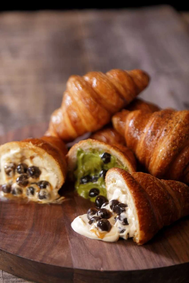 珍奶爆漿可頌每款180元起。