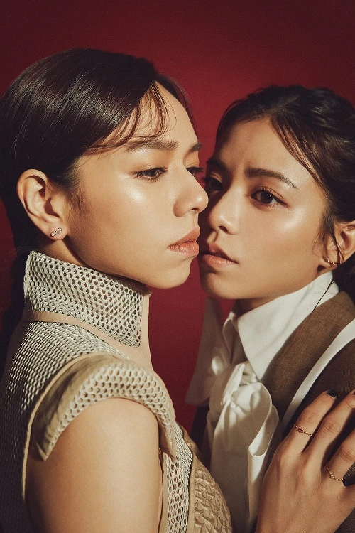 (夏于喬)裸色拼接洋裝,Fendi;Mimi Rose鑽飾耳環、Mimi Rose鑽飾鍊戒、Mimi Rose鑽飾手鍊,all by Dior。 (宋芸樺)卡其色西裝外套、蝴蝶結襯衫,both by Fendi;La Rose Dior鑽飾耳環、Mimi Rose 鑽飾鍊戒,both by Dior。 (夏于喬)裸色拼接洋裝,Fendi;Mimi Rose鑽飾耳環、Mimi Rose鑽飾鍊戒、Mimi Rose鑽飾手鍊,all by Dior。 (宋芸樺)卡其色西裝外套、蝴蝶結襯衫,both by Fendi;La Rose Dior鑽飾耳環、Mimi Rose 鑽飾鍊戒,both by Dior。