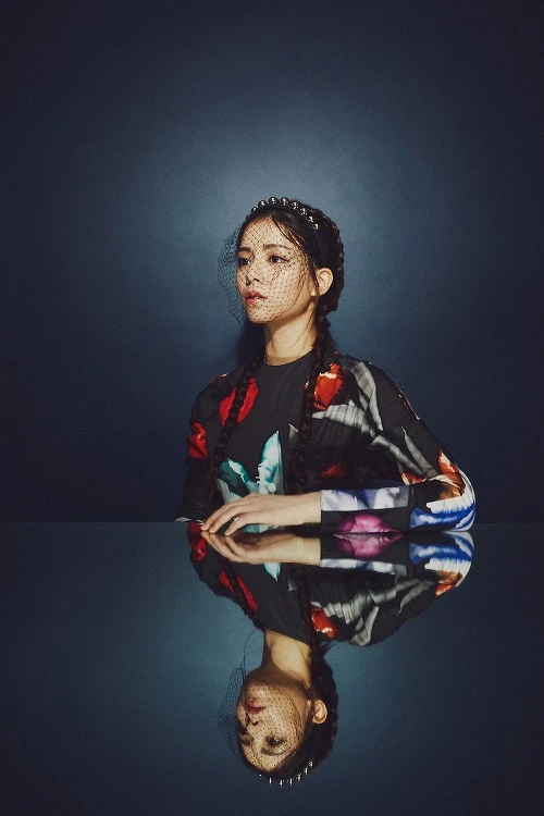 印花洋裝,Prada;網紗裝飾髮飾,Red Valentino。 印花洋裝,Prada;網紗裝飾髮飾,Red Valentino。