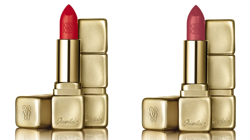 嬌蘭KISSKISS法式之吻華麗絲霧唇膏(左)#M347、(右)#M375。 嬌蘭KISSKISS法式之吻華麗絲霧唇膏(左)#M347、(右)#M375。