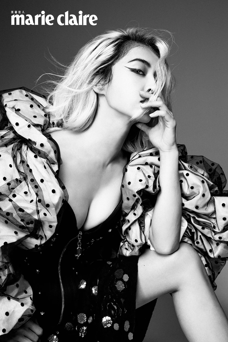 圓點透紗褶飾外套,Marc Jacobs;亮片繡飾洋裝,Louis Vuitton。 圓點透紗褶飾外套,Marc Jacobs;亮片繡飾洋裝,Louis Vuitton。