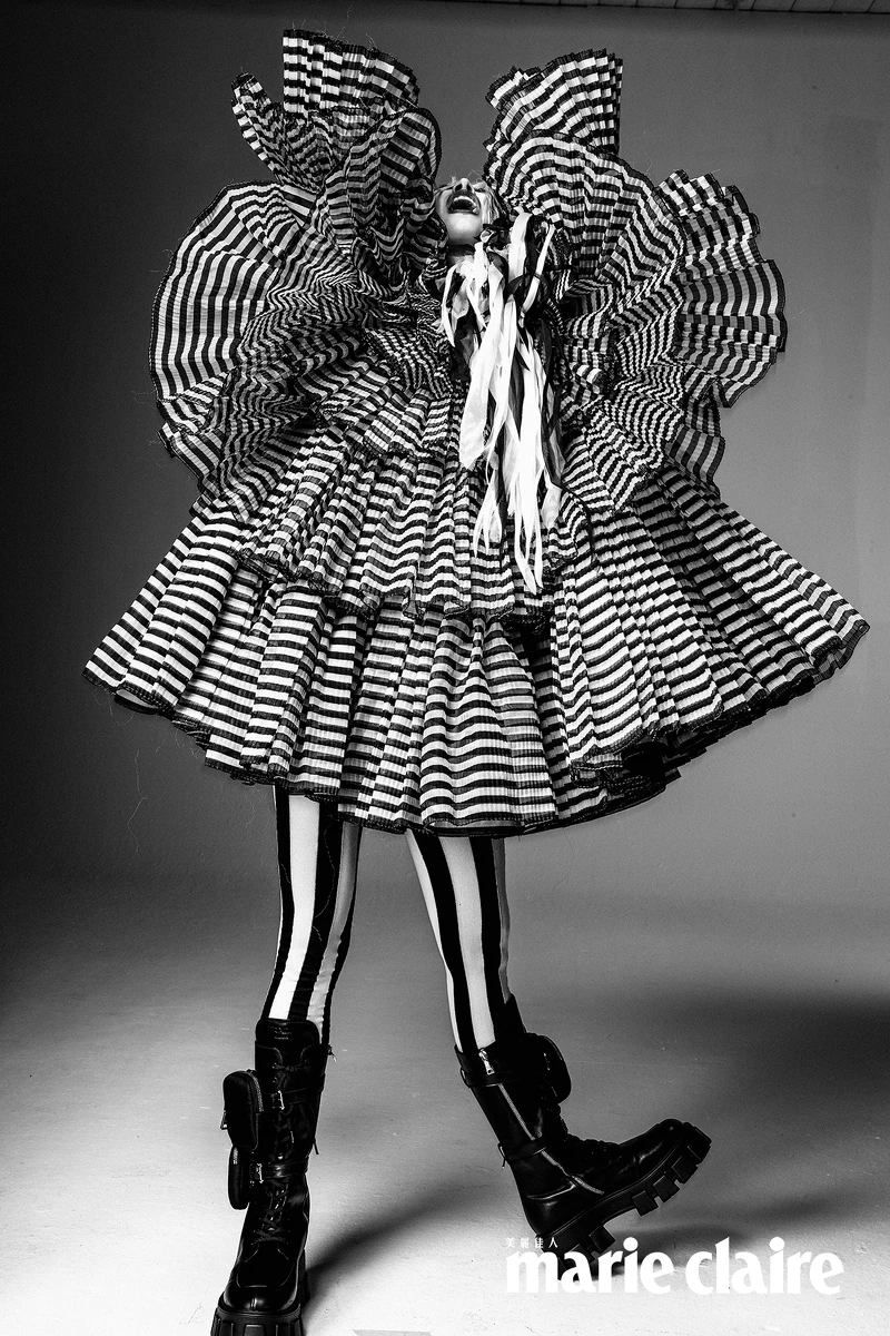 條紋褶飾洋裝,Marc Jacobs;厚底軍靴,Prada。 條紋褶飾洋裝,Marc Jacobs;厚底軍靴,Prada。