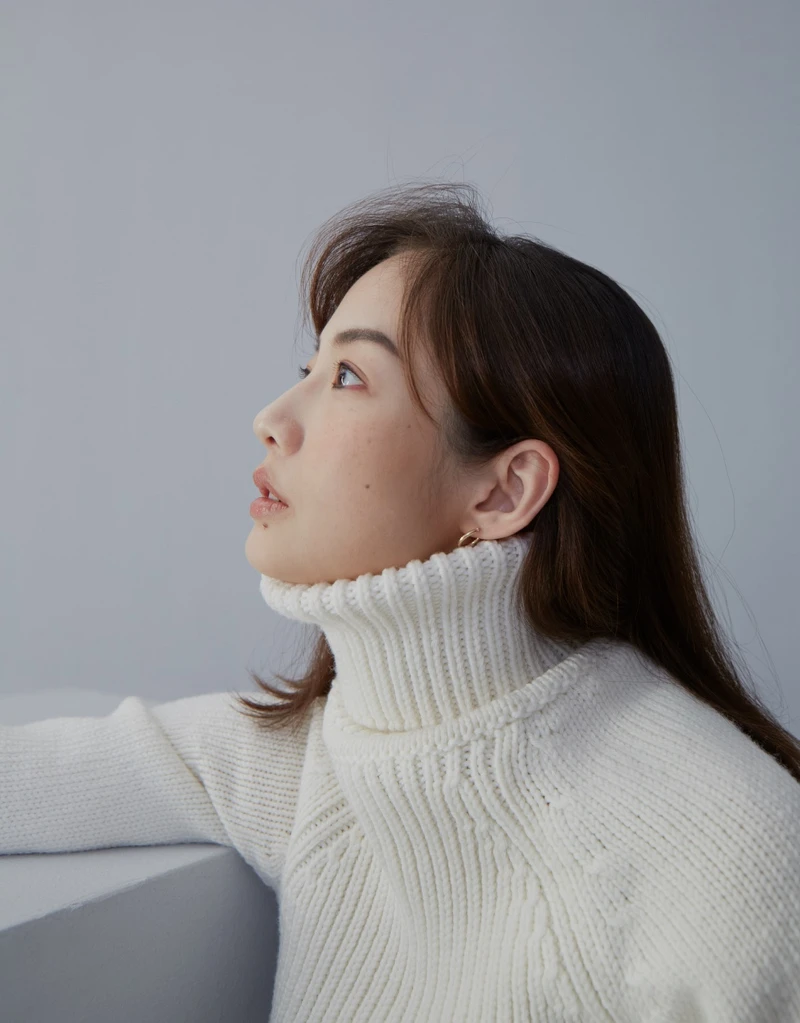 針織高領拼接洋裝、灰色羽毛裝飾長褲,both by Loewe。 針織高領拼接洋裝、灰色羽毛裝飾長褲,both by Loewe。