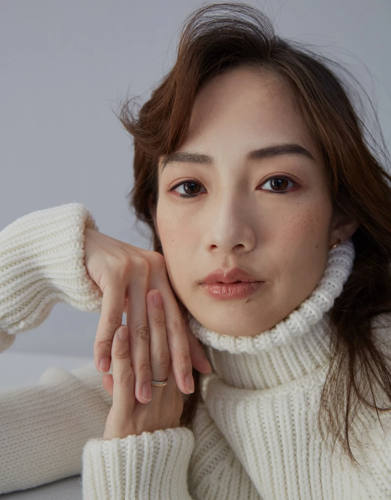 針織高領拼接洋裝、灰色羽毛裝飾長褲,both by Loewe。 針織高領拼接洋裝、灰色羽毛裝飾長褲,both by Loewe。