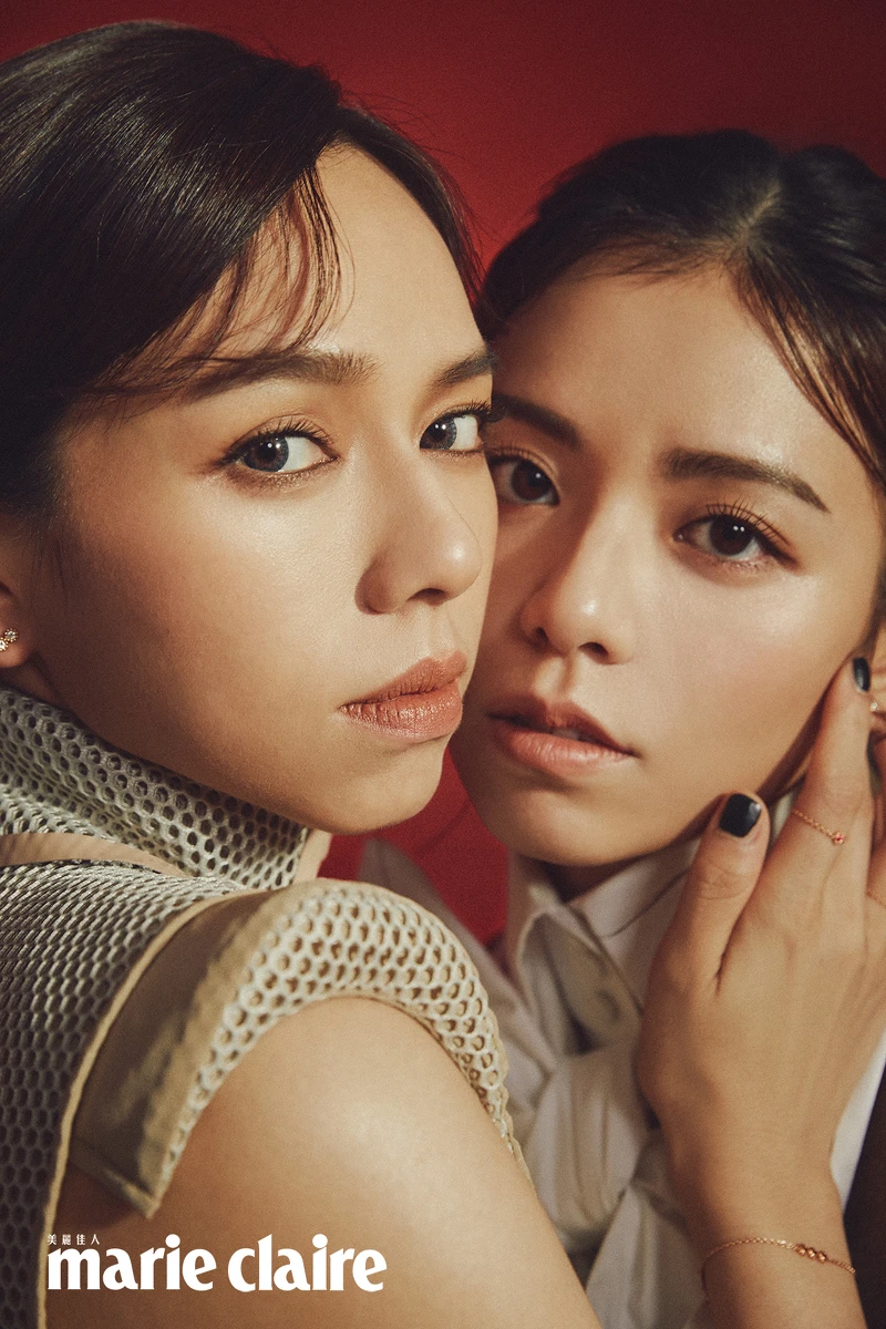 夏于喬：裸色拼接洋裝，Fendi；Mimi Rose鑽飾耳環、Mimi Rose鑽飾鍊戒、Mimi Rose鑽飾手鍊，all by Dior。 宋芸樺：卡其色西裝外套、蝴蝶結襯衫，both by Fendi；La Rose Dior鑽飾耳環、Mimi Rose 鑽飾鍊戒，both by Dior。