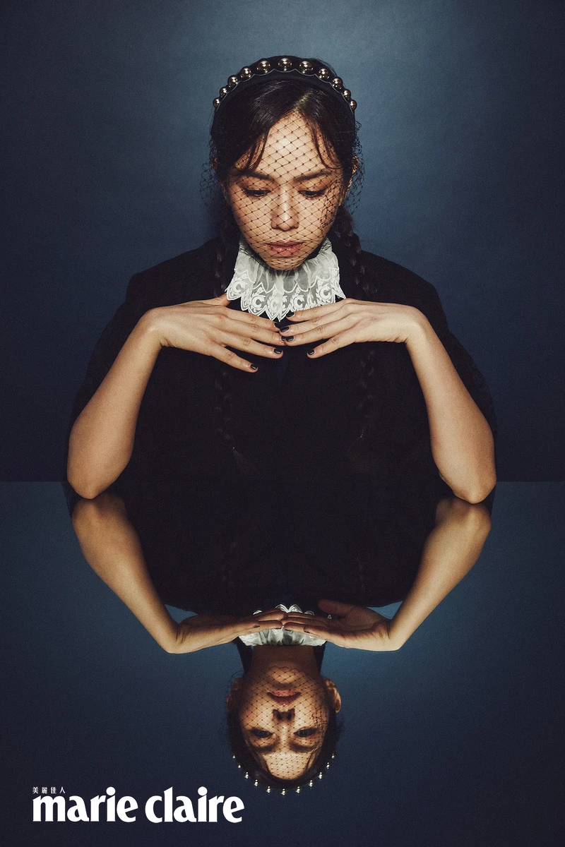 蕾絲披肩、羊毛長大衣，both by Prada；蕾絲裝飾針織衫，Chloé；網紗裝飾髮飾，Red Valentino。