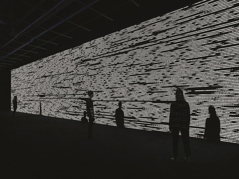 《符碼─詩》2018 影音裝置 概念、構圖:池田亮司 電腦圖形、程式設計:Tomonaga Tokuyama 3台DLP(數位光處理)投影機、電腦、揚聲器 尺寸依空間大小而定 © Ryoji Ikeda & Éditions Xavier Barral (Photo : Patrick Gries) 《符碼─詩》2018 影音裝置 概念、構圖:池田亮司 電腦圖形、程式設計:Tomonaga Tokuyama 3台DLP(數位光處理)投影機、電腦、揚聲器 尺寸依空間大小而定 © Ryoji Ikeda & Éditions Xavier Barral (Photo : Patrick Gries)