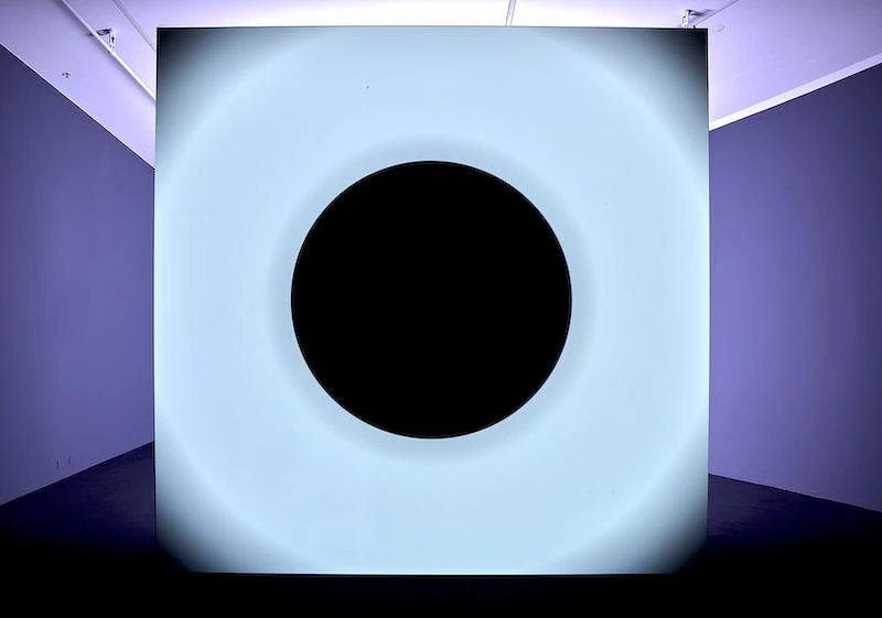 《臨界點》2018 DLP投影機、HMI燈、電腦、揚聲器 尺寸依空間大小而定 © Ryoji Ikeda & studiohanswilschut, courtesy of Eye Filmmuseum 《臨界點》2018 DLP投影機、HMI燈、電腦、揚聲器 尺寸依空間大小而定 © Ryoji Ikeda & studiohanswilschut, courtesy of Eye Filmmuseum