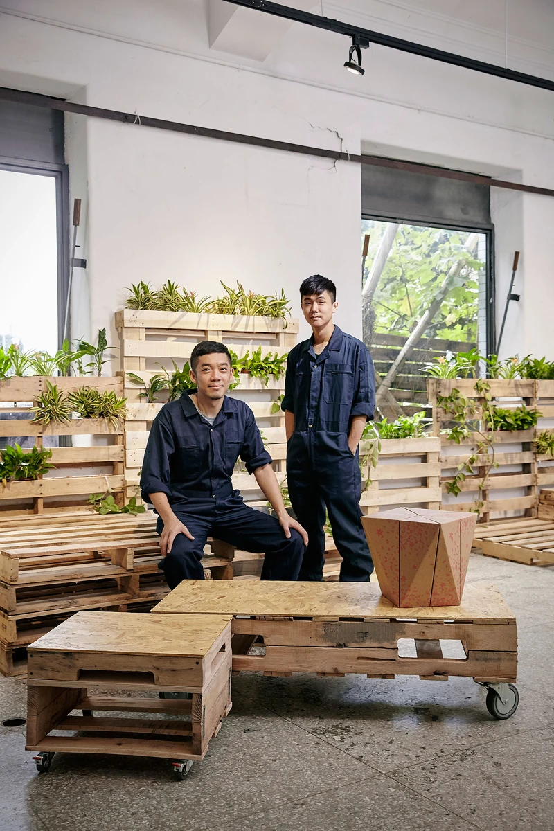 坐著的是Dave，站著的是林逸晟。