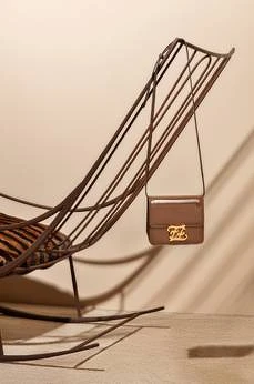 FENDI Karligrapy 棕色側背包 建議售價NT$63,000