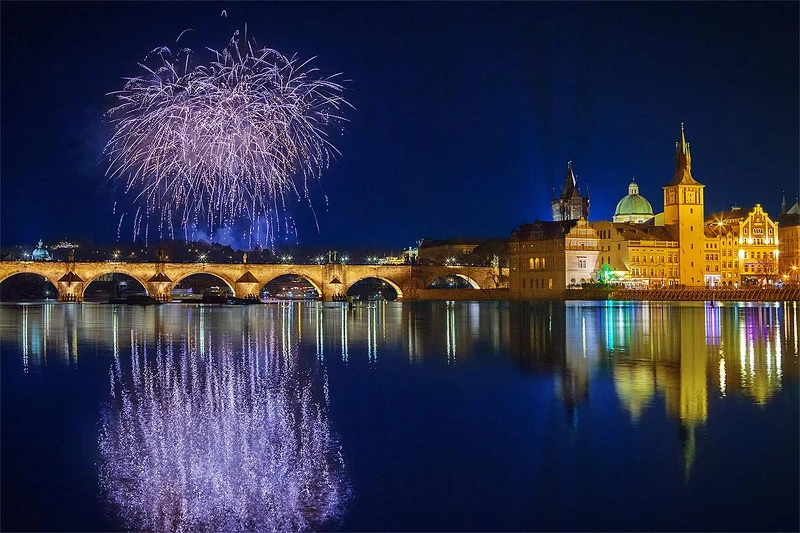 捷克布拉格能包船賞煙火 捷克布拉格能包船賞煙火