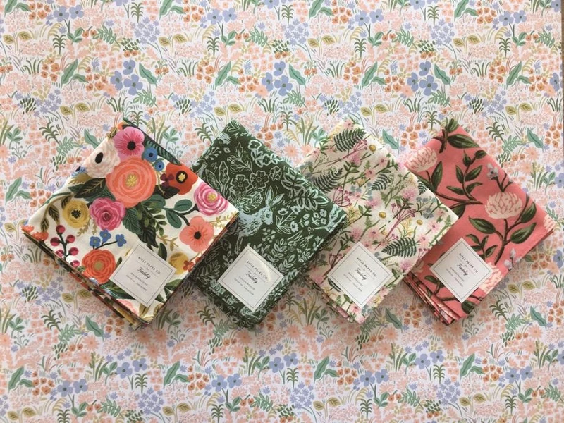 誠品風格文具館獨家販售｜Rifle Paper Co. X Fredelig聯名手帕｜推薦價550元。(限店販售：誠品信義店、園道店、誠品網路書店)