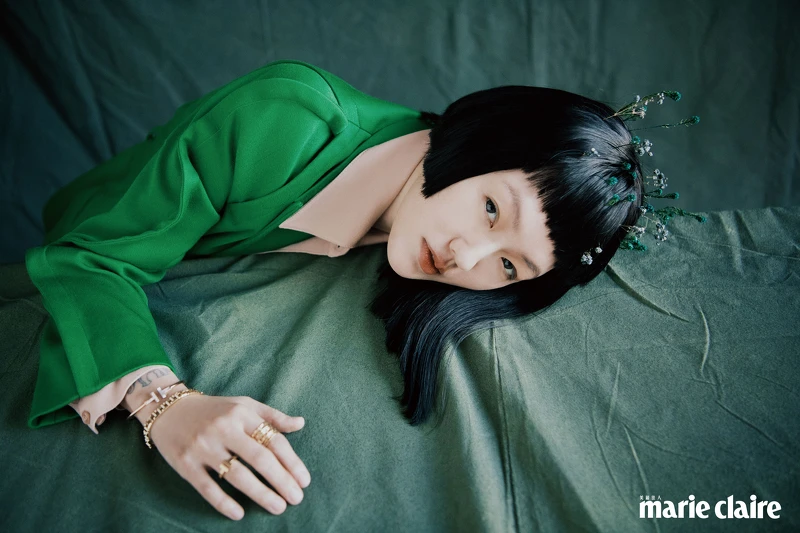 Tiffany T True 18K金寬版鏤空T字設計戒指、Tiffany T True 18K金窄版鏤空T字設計戒指、Tiffany T Square 18K金戒指、Tiffany T Wire 18K金鑲鑽戒指、Tiffany T Two 窄版18K金鋪鑲鑽石戒指、Tiffany T Smile 18K金鑲鑽項鍊,all by Tiffany & Co.;粉膚色襯衫、綠色寬肩西裝外套,both by Givenchy。 Tiffany T True 18K金寬版鏤空T字設計戒指、Tiffany T True 18K金窄版鏤空T字設計戒指、Tiffany T Square 18K金戒指、Tiffany T Wire 18K金鑲鑽戒指、Tiffany T Two 窄版18K金鋪鑲鑽石戒指、Tiffany T Smile 18K金鑲鑽項鍊,all by Tiffany & Co.;粉膚色襯衫、綠色寬肩西裝外套,both by Givenchy。