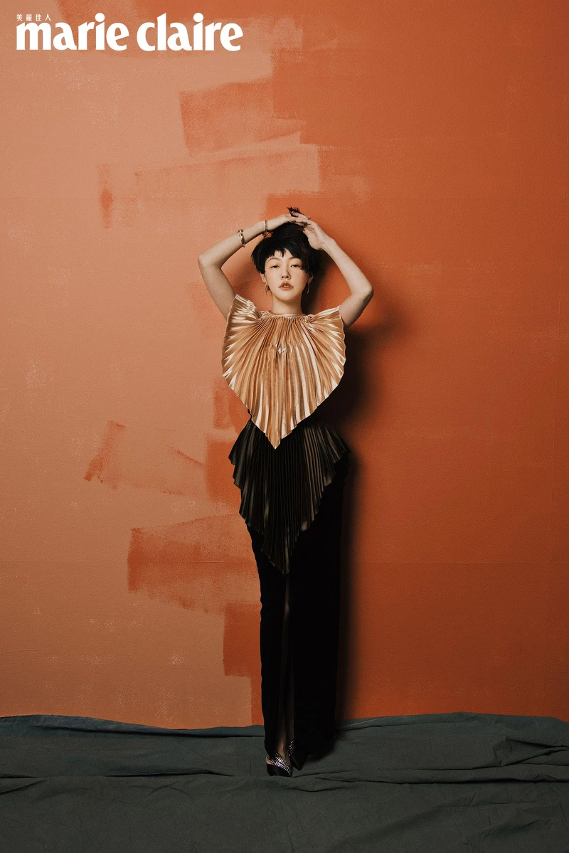 Tiffany T Bar 18K金耳環、Tiffany T True 鏤空設計18K金手鍊、Tiffany T Wire 18K金鑲鑽手環、Tiffany T18K金鑲鑽手環,all by Tiffany & Co.;百褶披肩上衣、褶飾洋裝,both by Gucci;鑽飾高跟鞋,Christian Louboutin。 Tiffany T Bar 18K金耳環、Tiffany T True 鏤空設計18K金手鍊、Tiffany T Wire 18K金鑲鑽手環、Tiffany T18K金鑲鑽手環,all by Tiffany & Co.;百褶披肩上衣、褶飾洋裝,both by Gucci;鑽飾高跟鞋,Christian Louboutin。