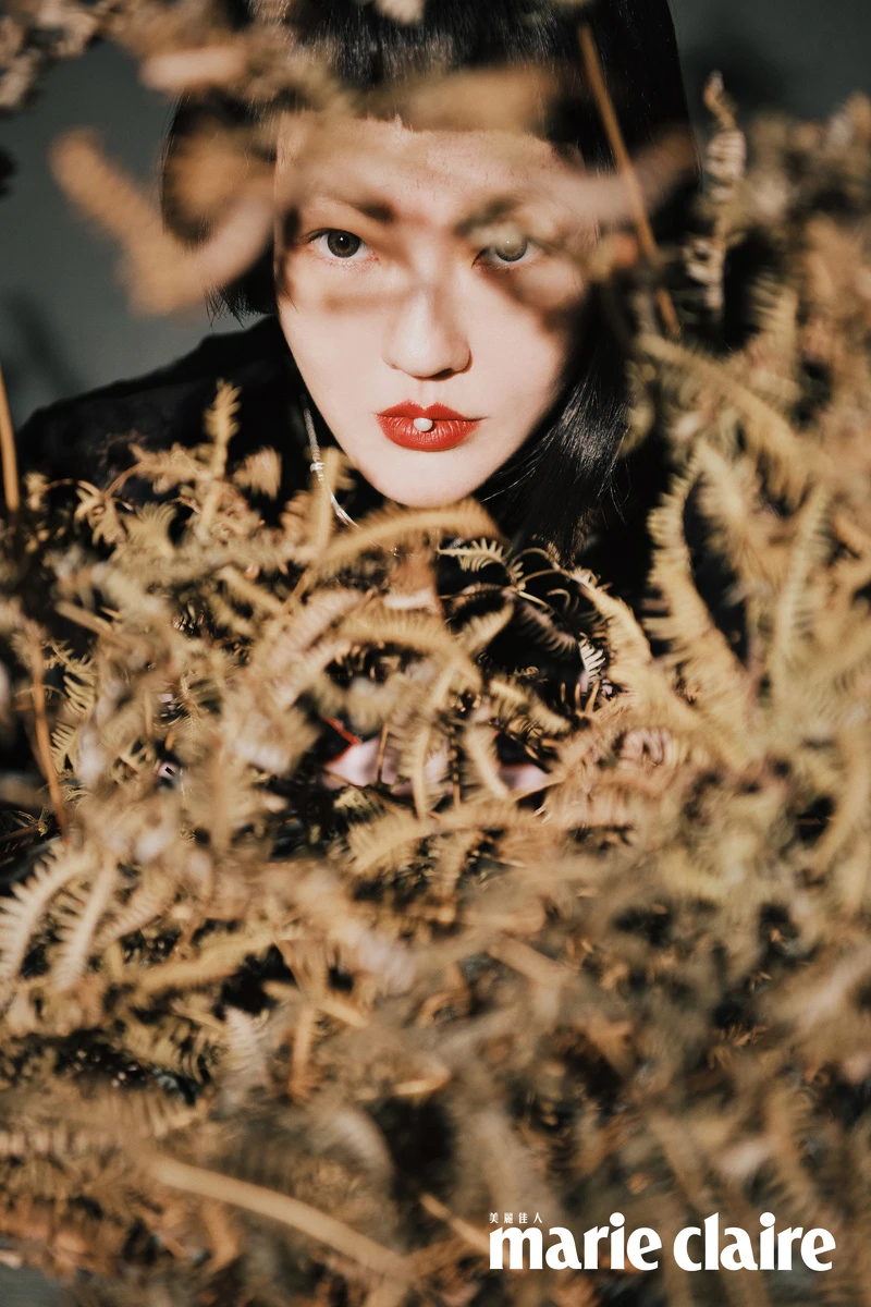 Tiffany T Smile 18K白金鑲鑽項鍊、Tiffany T Smile Mini 18K白金鑲鑽項鍊,both by Tiffany & Co.;圖案刺繡高領洋裝,Valentino。 Tiffany T Smile 18K白金鑲鑽項鍊、Tiffany T Smile Mini 18K白金鑲鑽項鍊,both by Tiffany & Co.;圖案刺繡高領洋裝,Valentino。