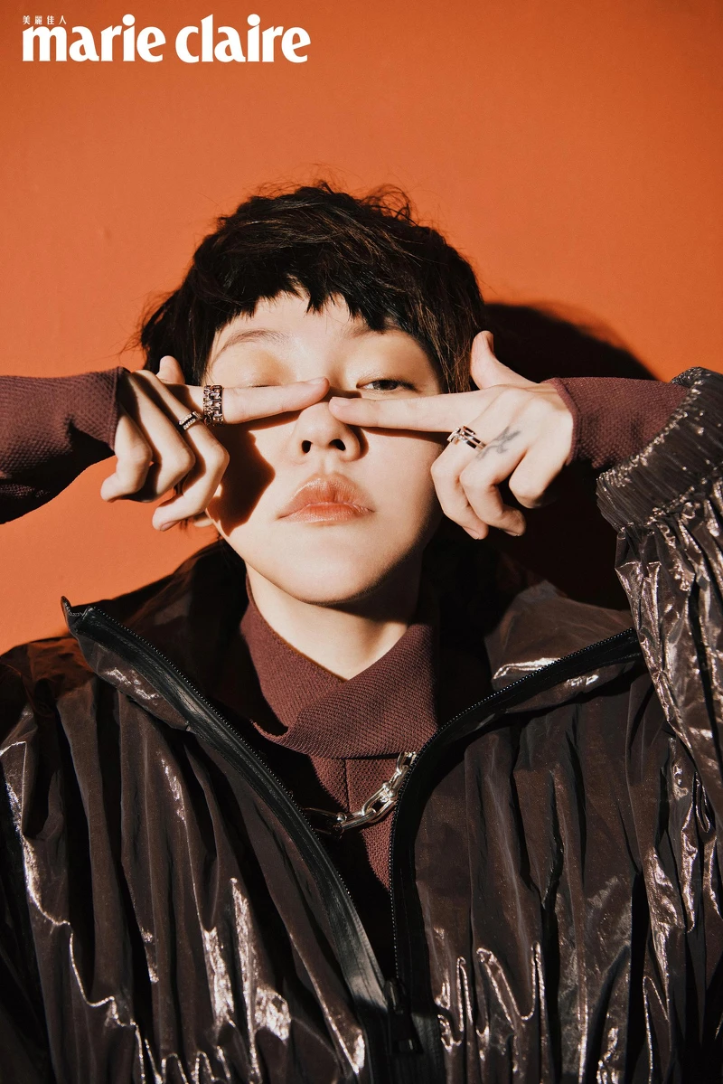 Tiffany T True 18K白金寬版鏤空T字設計戒指、Tiffany T True 18K白金窄版鏤空T字設計戒指、Tiffany T 纏繞設計鑲鑽戒指、Tiffany T Two 窄版18K白金鋪鑲鑽石戒指、Hardwear 系列白金項鍊,all by Tiffany & Co.;高領針織衣、防水材質寬版大衣,both by Bottega Veneta。 Tiffany T True 18K白金寬版鏤空T字設計戒指、Tiffany T True 18K白金窄版鏤空T字設計戒指、Tiffany T 纏繞設計鑲鑽戒指、Tiffany T Two 窄版18K白金鋪鑲鑽石戒指、Hardwear 系列白金項鍊,all by Tiffany & Co.;高領針織衣、防水材質寬版大衣,both by Bottega Veneta。