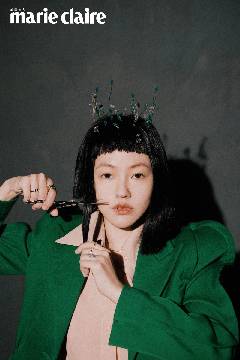 Tiffany T True 18K金寬版鏤空T字設計戒指、Tiffany T True 18K金窄版鏤空T字設計戒指、Tiffany T Square 18K金戒指、Tiffany T Wire 18K金鑲鑽戒指、Tiffany T Two 窄版18K金鋪鑲鑽石戒指、Tiffany T Smile 18K金鑲鑽項鍊,all by Tiffany & Co.;粉膚色襯衫、綠色寬肩西裝外套,both by Givenchy。 Tiffany T True 18K金寬版鏤空T字設計戒指、Tiffany T True 18K金窄版鏤空T字設計戒指、Tiffany T Square 18K金戒指、Tiffany T Wire 18K金鑲鑽戒指、Tiffany T Two 窄版18K金鋪鑲鑽石戒指、Tiffany T Smile 18K金鑲鑽項鍊,all by Tiffany & Co.;粉膚色襯衫、綠色寬肩西裝外套,both by Givenchy。