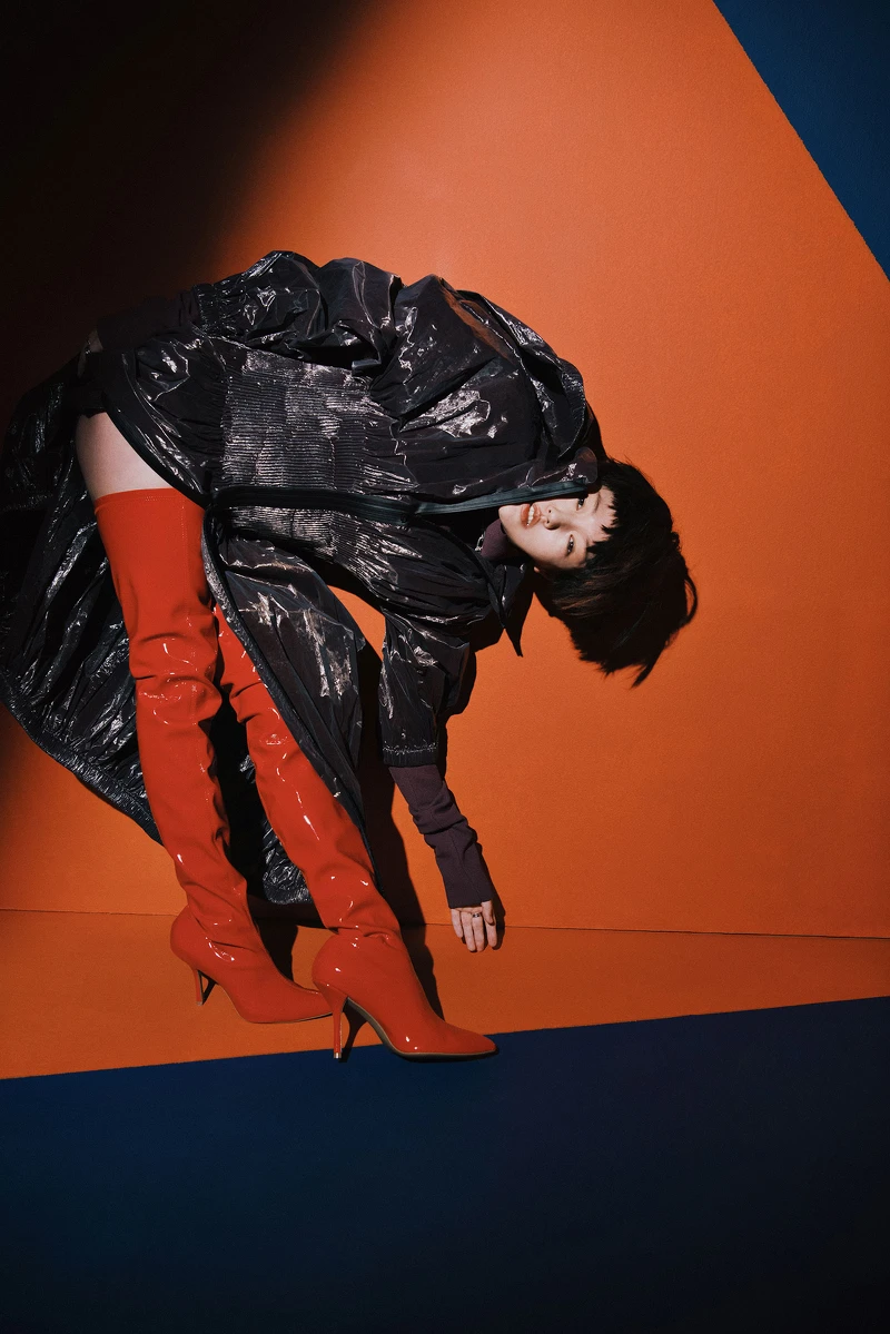 Tiffany T Two 窄版18K白金鋪鑲鑽石戒指、Hardwear 系列白金項鍊,both by Tiffany & Co.;高領針織衣、防水材質寬版大衣,both by Bottega Veneta;紅色漆皮高筒靴,Stuart Weitzman。 Tiffany T Two 窄版18K白金鋪鑲鑽石戒指、Hardwear 系列白金項鍊,both by Tiffany & Co.;高領針織衣、防水材質寬版大衣,both by Bottega Veneta;紅色漆皮高筒靴,Stuart Weitzman。