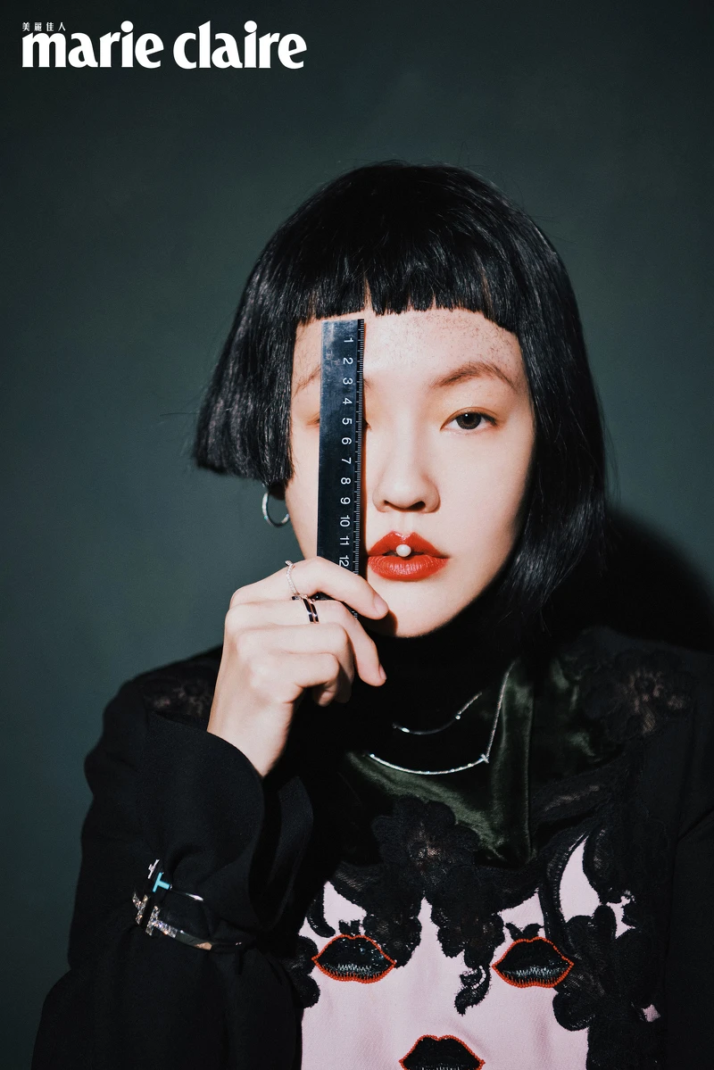 Tiffany T Wire 18K白金鑲鑽耳環、Tiffany Soleste V Band 鉑金鑲鑽戒指、Tiffany T Square 公主式切割鑽石手環、Tiffany T 纏繞設計鑲鑽戒指、Tiffany T Wire 18K白金鑲嵌鑽石與綠松石手環、Tiffany T Smile 18K白金鑲鑽項鍊、Tiffany T Smile Mini 18K白金鑲鑽項鍊,all by Tiffany & Co.;圖案刺繡高領洋裝,Valentino。 Tiffany T Wire 18K白金鑲鑽耳環、Tiffany Soleste V Band 鉑金鑲鑽戒指、Tiffany T Square 公主式切割鑽石手環、Tiffany T 纏繞設計鑲鑽戒指、Tiffany T Wire 18K白金鑲嵌鑽石與綠松石手環、Tiffany T Smile 18K白金鑲鑽項鍊、Tiffany T Smile Mini 18K白金鑲鑽項鍊,all by Tiffany & Co.;圖案刺繡高領洋裝,Valentino。