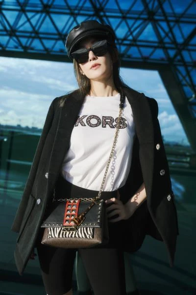 謝金燕肩背CECE動物紋鍊包現身機場準備前往紐約看MK 2020春季大秀