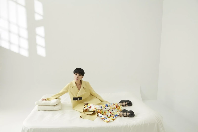 黃色大衣,Bottega Veneta;碎花長裙、黑色厚底鞋,both by Miu Miu。 黃色大衣,Bottega Veneta;碎花長裙、黑色厚底鞋,both by Miu Miu。