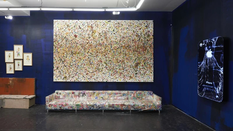 藝術家Dan Colen的作品〈This Isn't So Dark〉是由五顏六色的口香糖黏在畫布上做成！