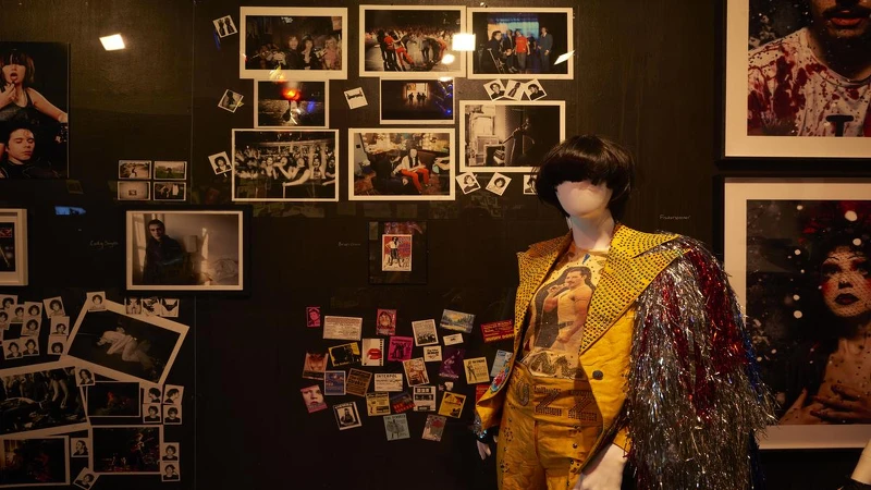 Karen O過去登台表演的造型服裝也在現場展出。