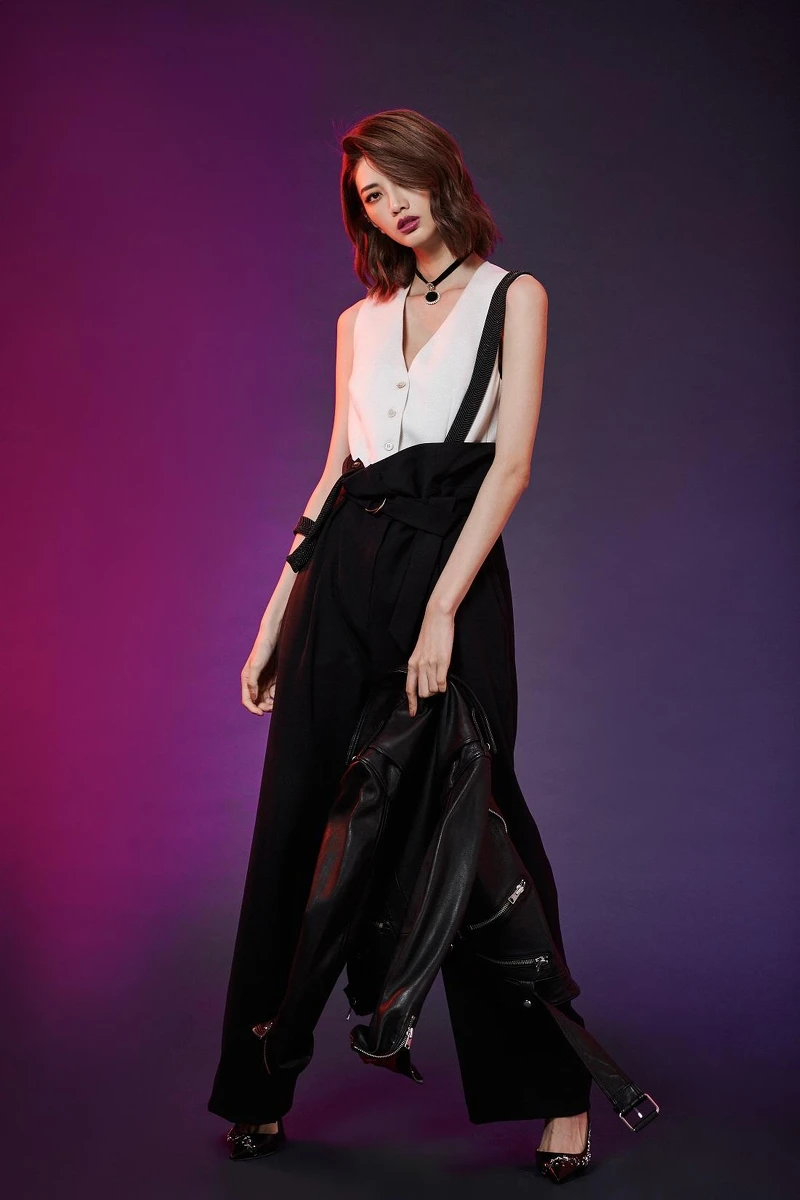 黑白拼接吊帶設計寬版連身褲,Brunello Cucinelli。黑色皮革騎士夾克,AllSaints。絲絨頸鏈,Swarovski。鉚釘飾高跟鞋,Jimmy Choo。 黑白拼接吊帶設計寬版連身褲,Brunello Cucinelli。黑色皮革騎士夾克,AllSaints。絲絨頸鏈,Swarovski。鉚釘飾高跟鞋,Jimmy Choo。