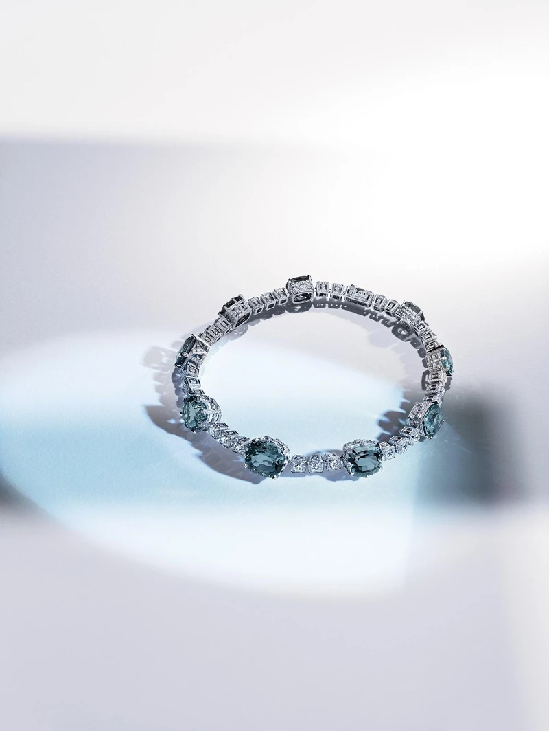 路易威登 Riders of the Knights 系列白金及鉑金頸鏈, 鑲嵌 152.83 克拉海藍寶石及 24.22 克拉鑽石 路易威登 Riders of the Knights 系列白金及鉑金頸鏈, 鑲嵌 152.83 克拉海藍寶石及 24.22 克拉鑽石