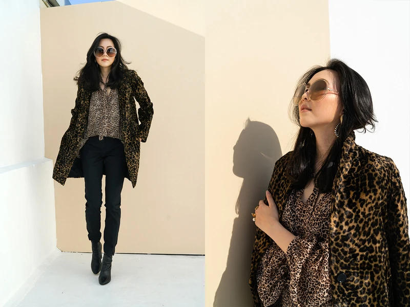 豹紋雪紡襯衫 $12,600/修身黑褲 $10,300 /豹紋大衣 $29,300
